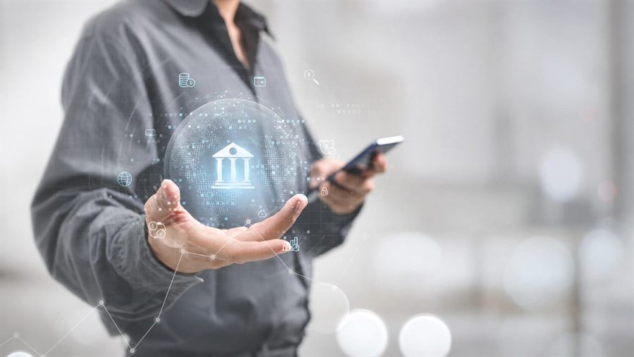 Profissional segurando holograma de uma instituição financeira